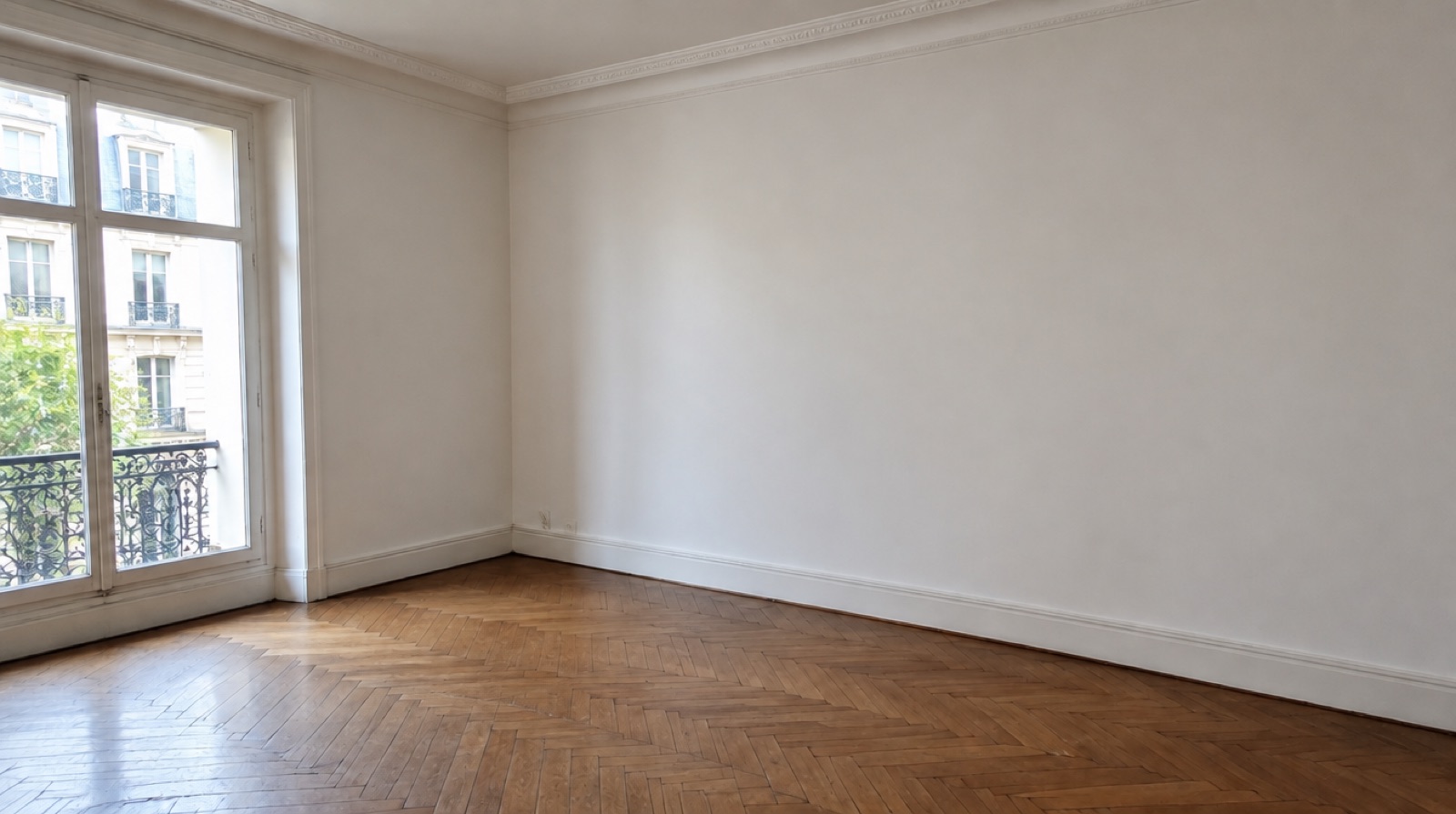 Même photo du salon, tache d'humidité supprimée par IA